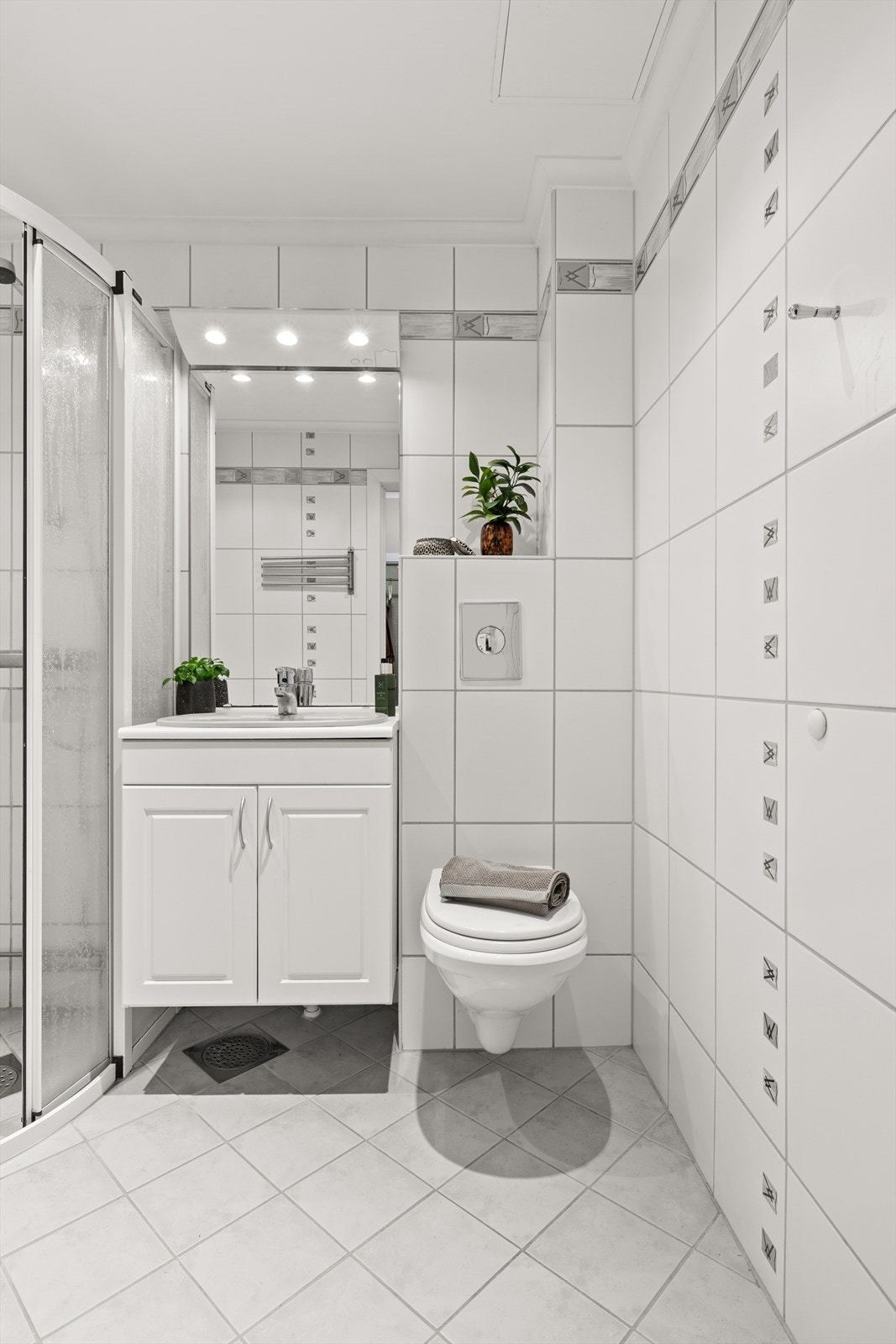 Lyst flislagt baderom pusset opp i 2002/04 i regi av borettslaget Galleribilde