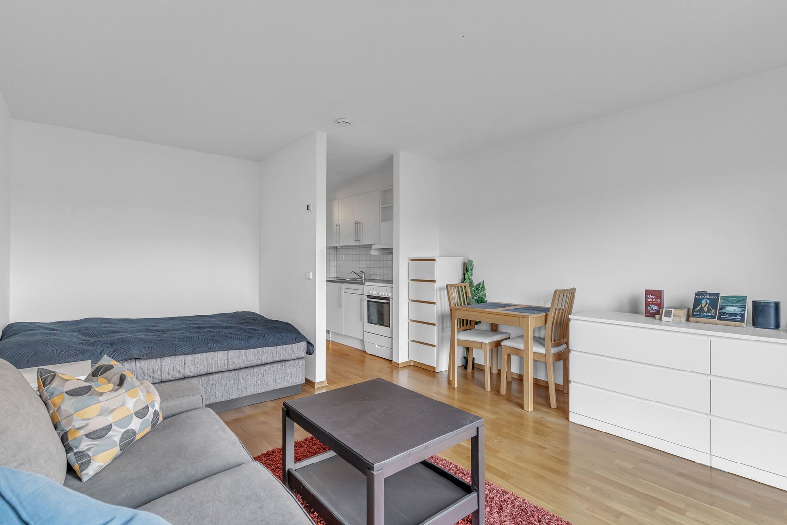 Stuen lar seg enkelt innrede med sofagruppe og mediemøbel. Galleribilde