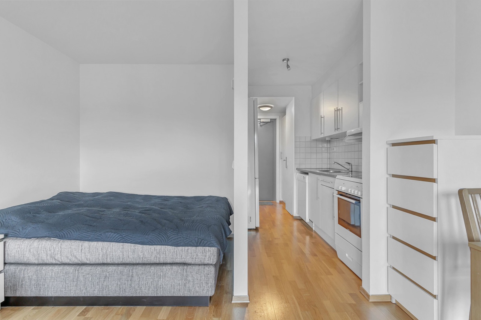 I tilknytning til stuen finner man en praktisk sovealkove med god plass til dobbeltseng! Galleribilde