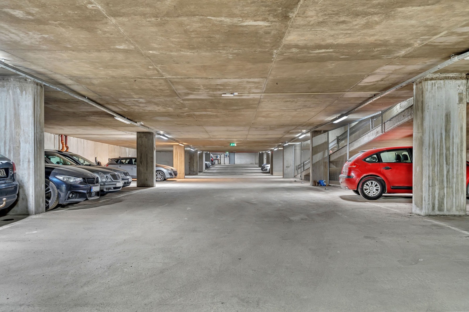 Selger leier i dag en parkeringsplass i felles garasjeanlegg. Eier av denne plassen er åpen for at ny eier også kan leie denne videre. Ta kontakt med megler for mer informasjon. Galleribilde