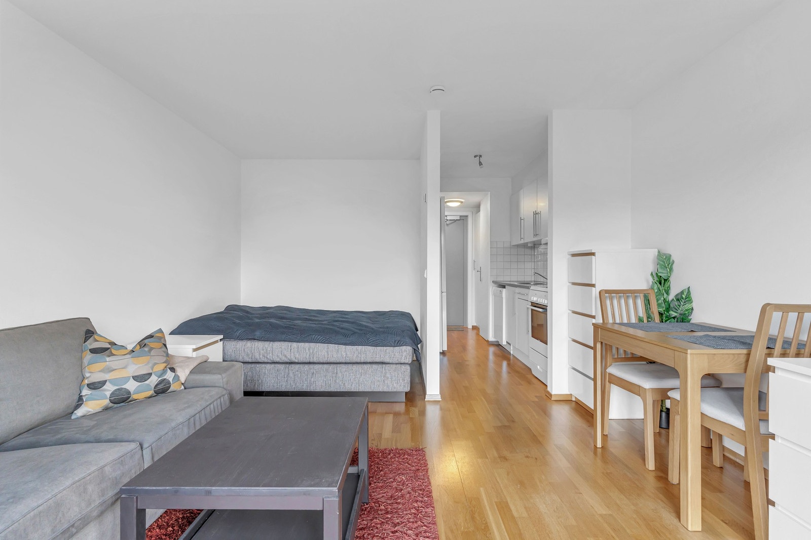 Her er det hvitmalte slette vegger og himling, med parkett på gulvet. Galleribilde