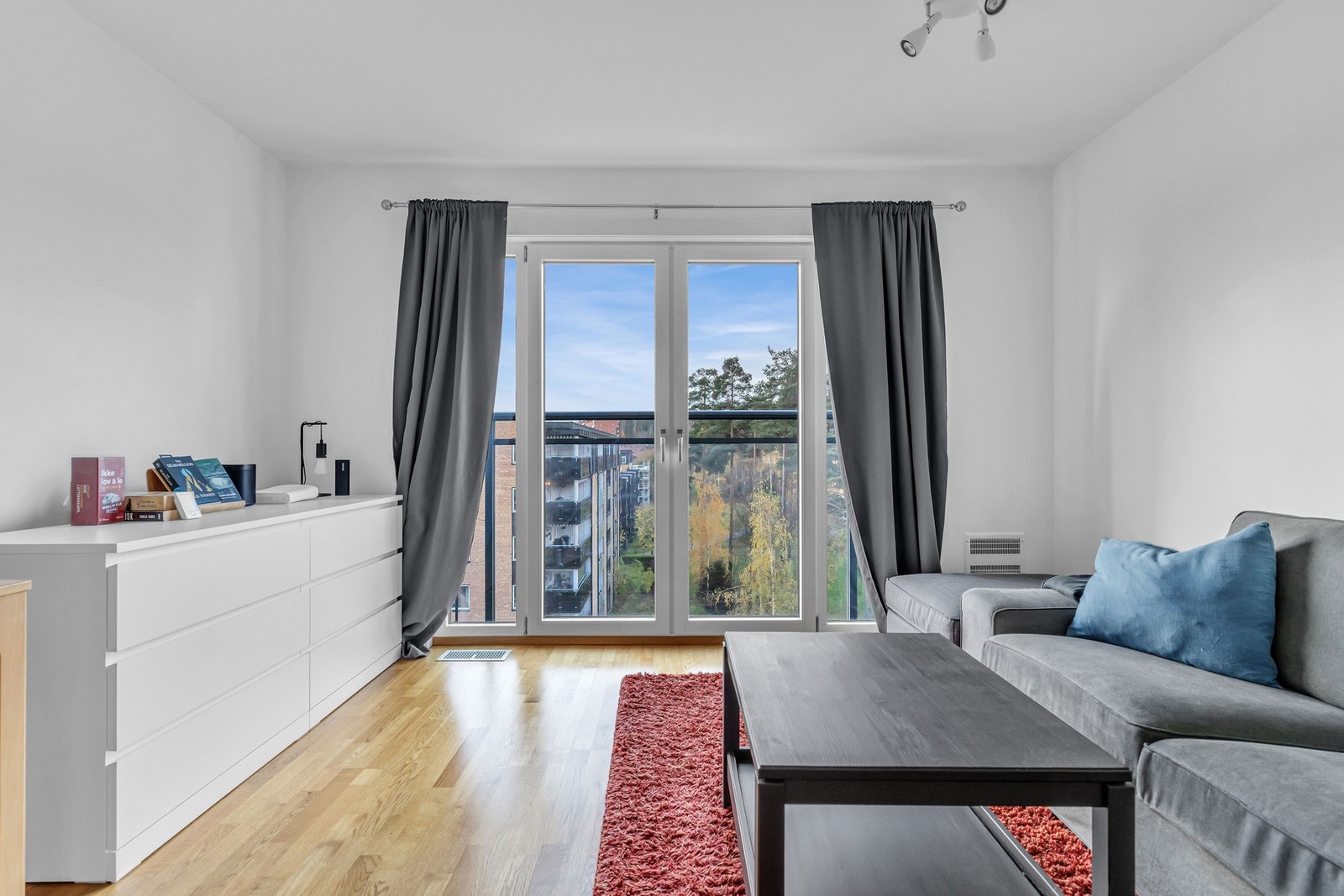 I stuen er det en fransk balkong fra 2021 som sørger for rikelig med naturlig lys inn i leiligheten! Galleribilde