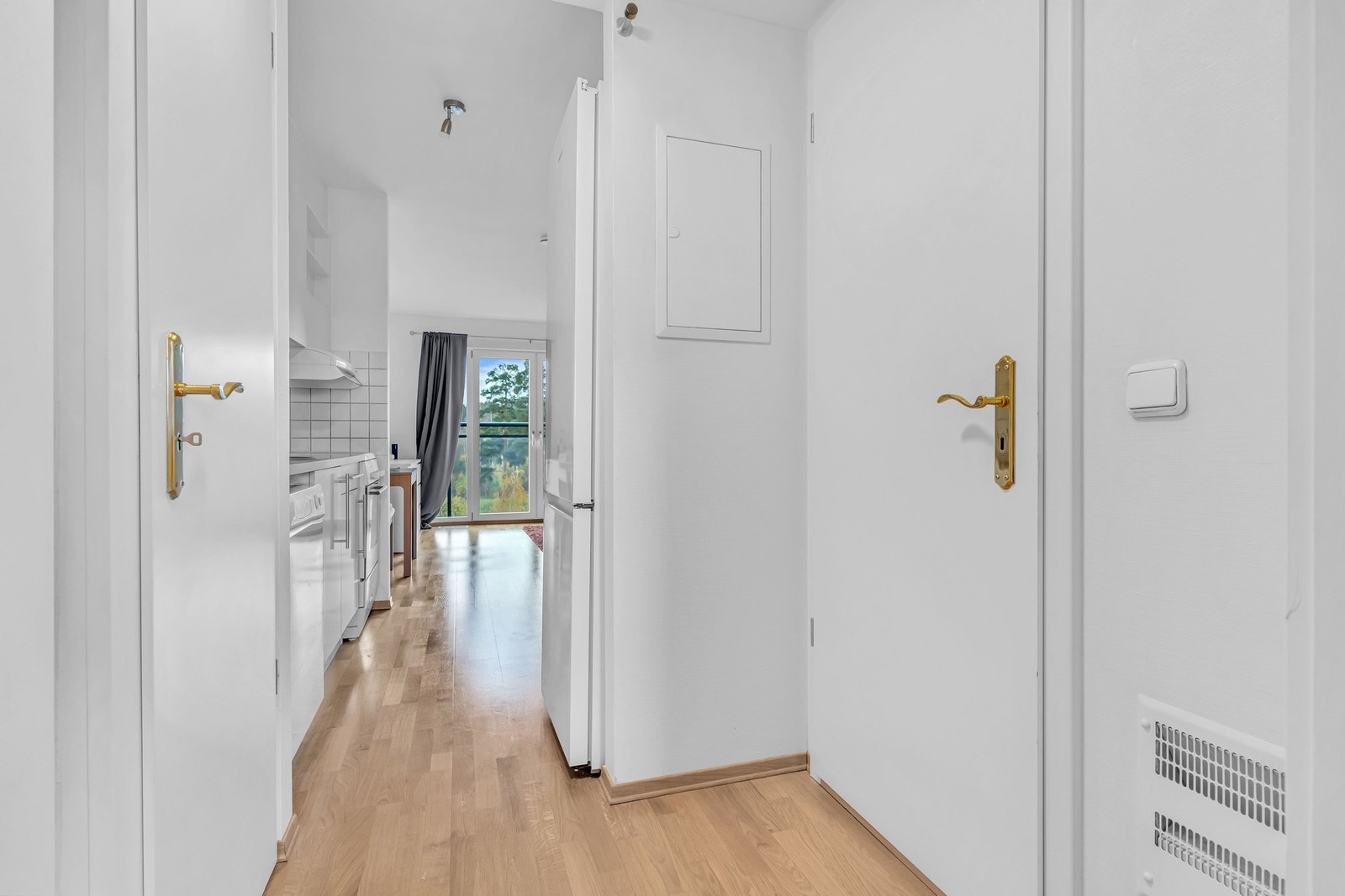 Her er det en lys entré som har hvitmalte slette veggflater og himling, med parkett på gulvet! Det er to plassbygget garderobeskap i entreén, der den ene har muligheter for lagring og den andre har plassert varmtvannsbereder der. Galleribilde