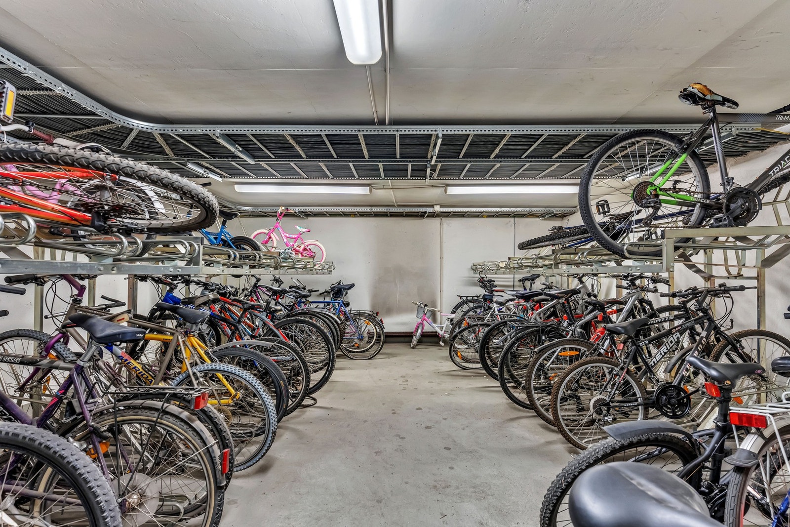 Videre er det sykkelparkering i felles garasjeanlegget. Galleribilde