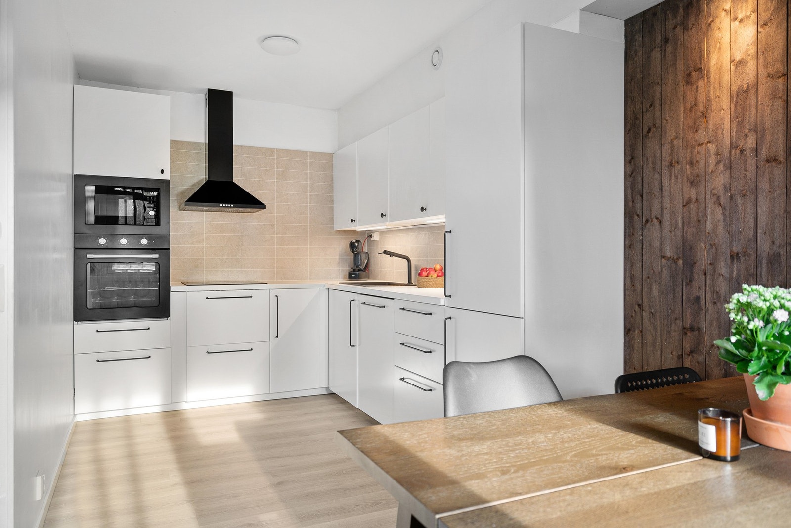 Leiligheten har et moderne preg med tidløse materialer og moderne fargevalg. Galleribilde