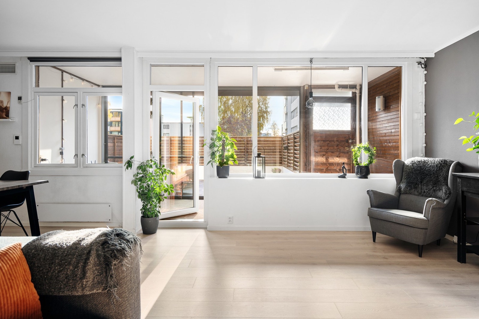 Fra leiligheten er det svært gode bussforbindelser like ved med hyppige avganger til sentrum. Galleribilde