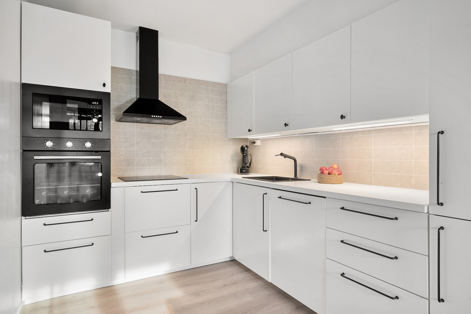 Lyst og moderne kjøkken som har fått tilstandsgrad 1 (TG1) fra takstmann. Galleribilde