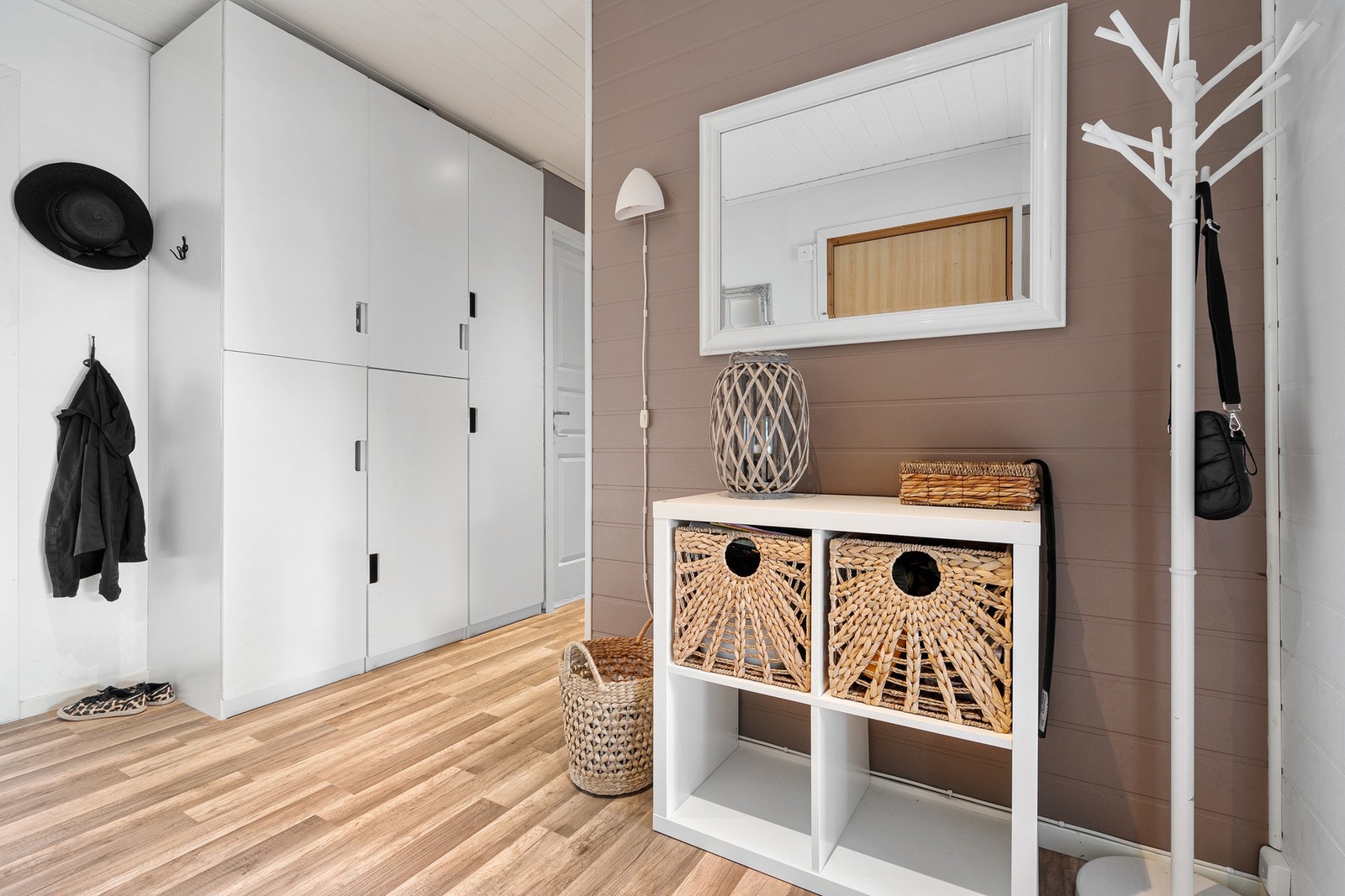 Praktisk gang med garderobeskap. Galleribilde