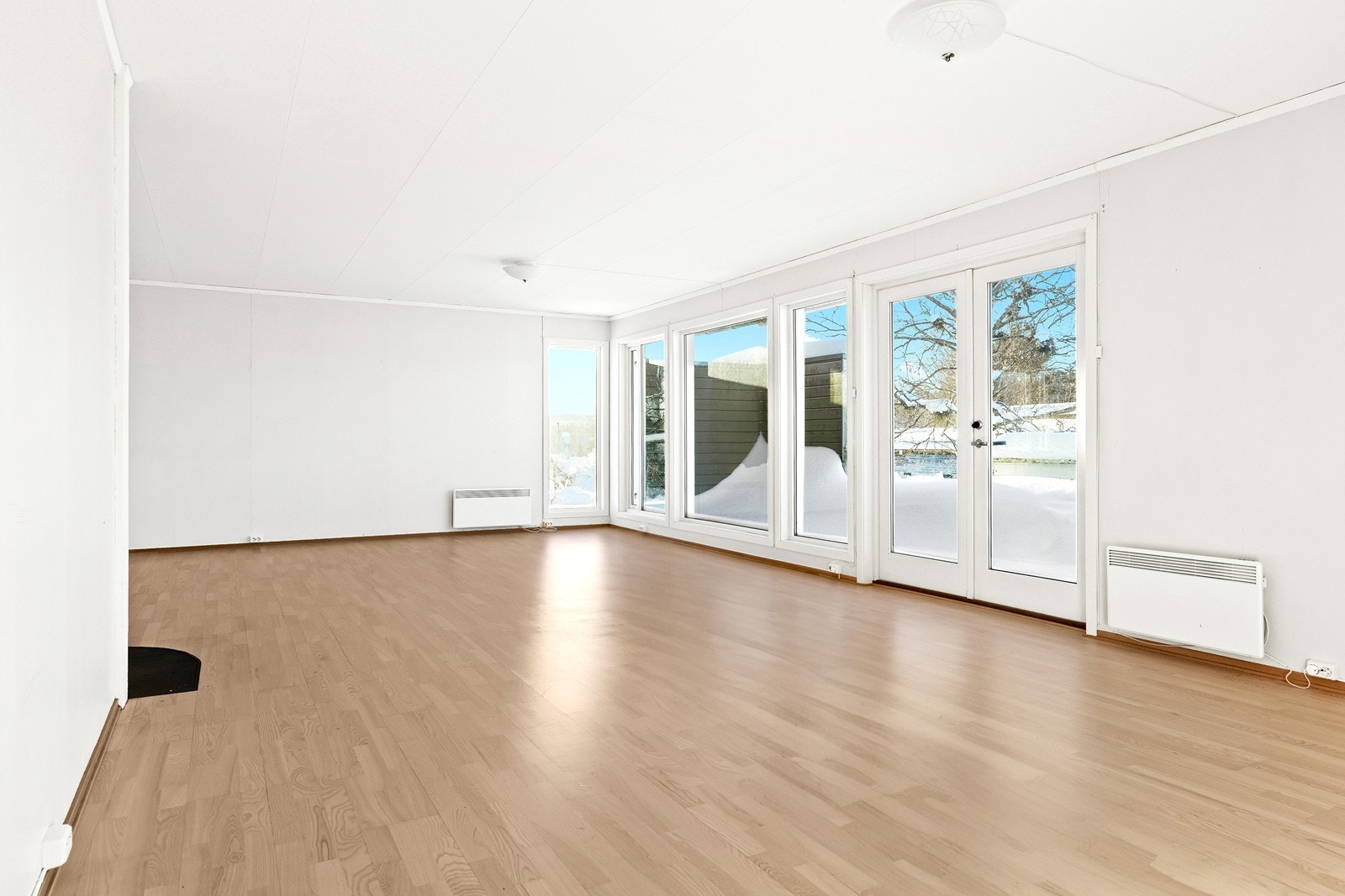 Romslig vinkelstue med utgang til terrassen Galleribilde