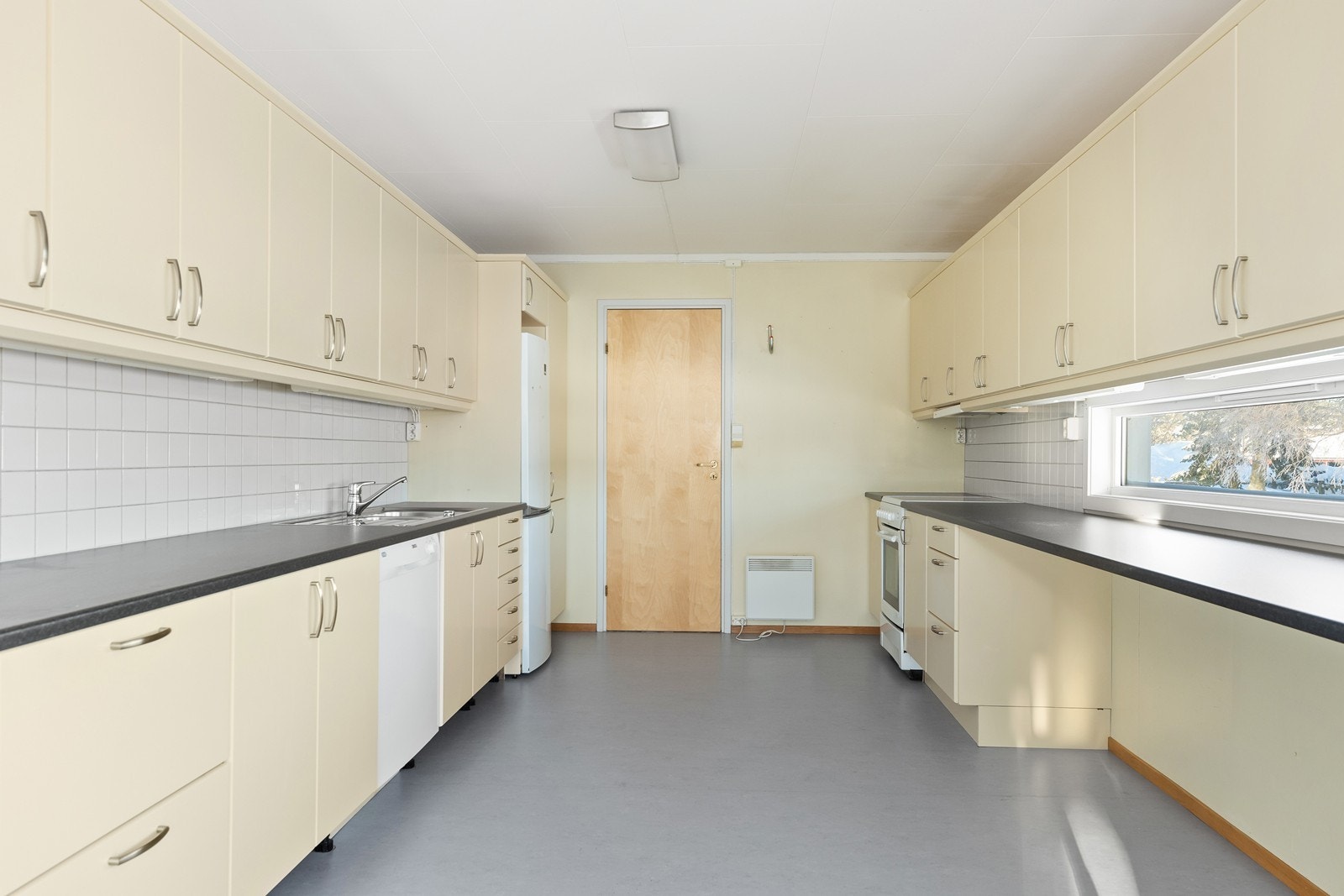 Det er godt med både skap- og benkeplass Galleribilde