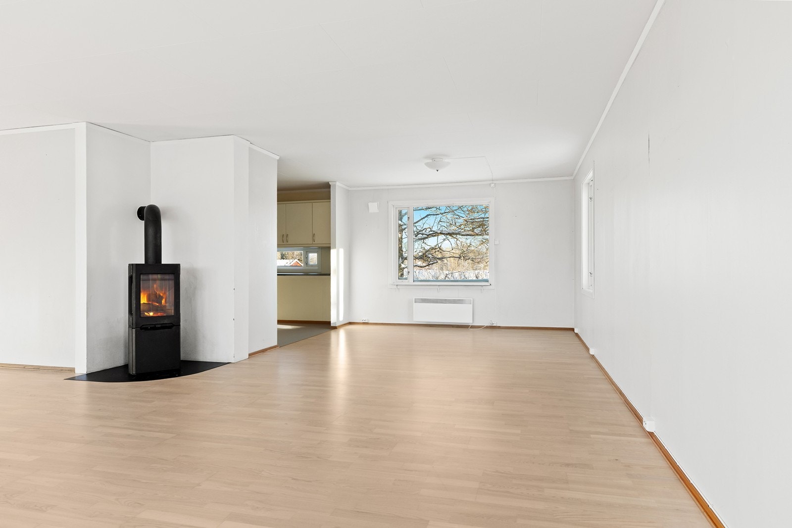 Vegg mellom stue og kjøkken har blitt fjernet for å få en mer åpen løsning Galleribilde