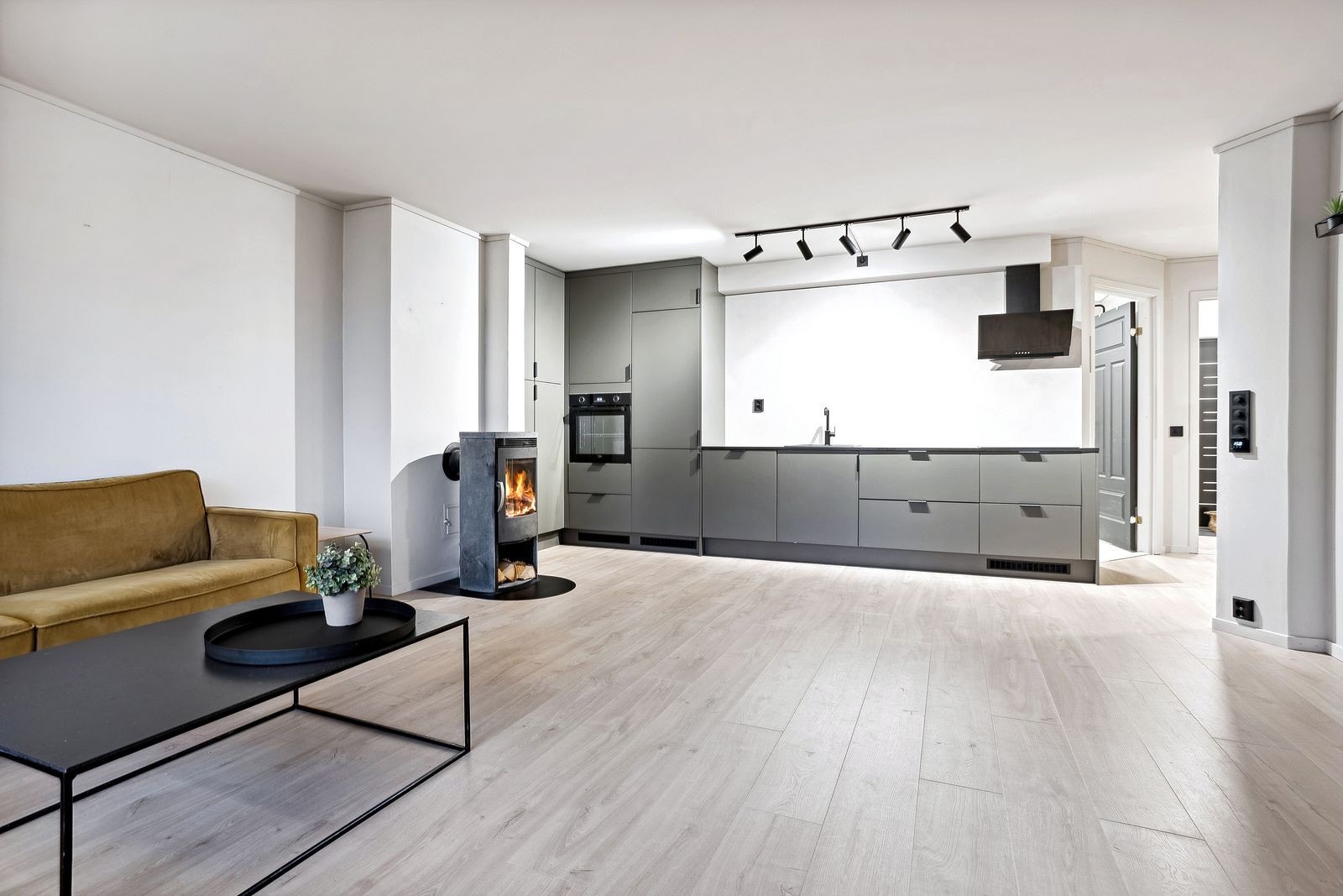 Kjøkkenet har godt med skap, skuffe og benkeplass. Peisovn og varmepumpe i stue/kjøkken. Galleribilde