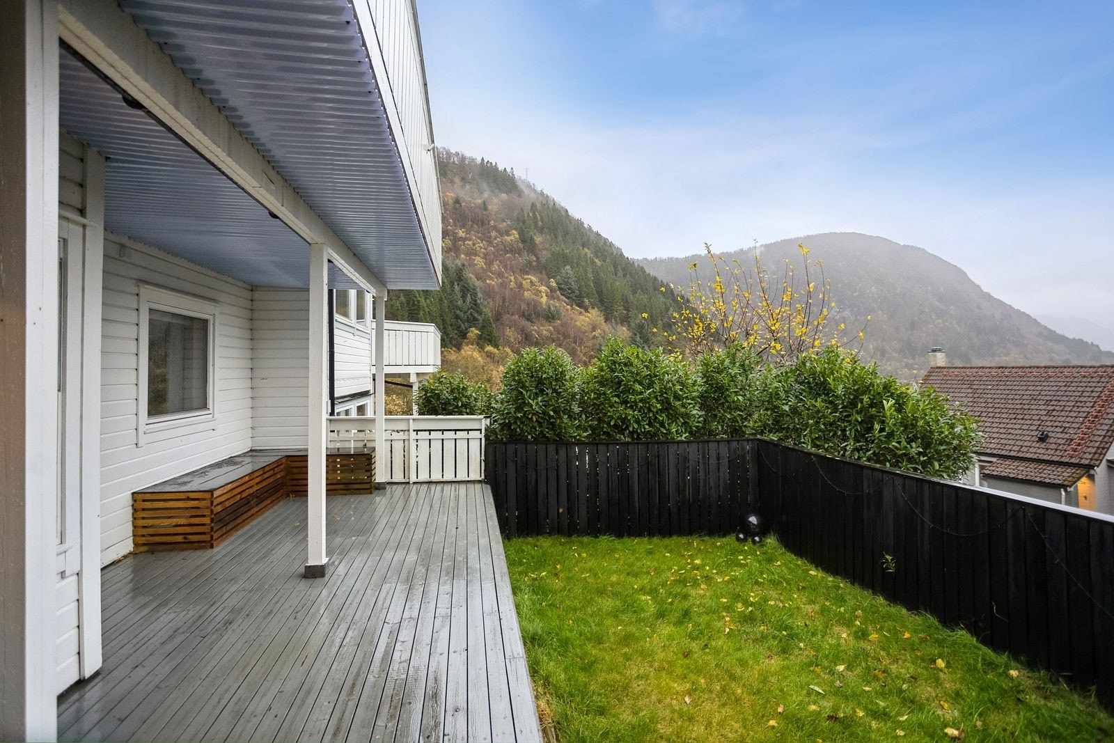 Fra stuen er det utgang til terrasse og hage. Her er det gode solforhold! Galleribilde