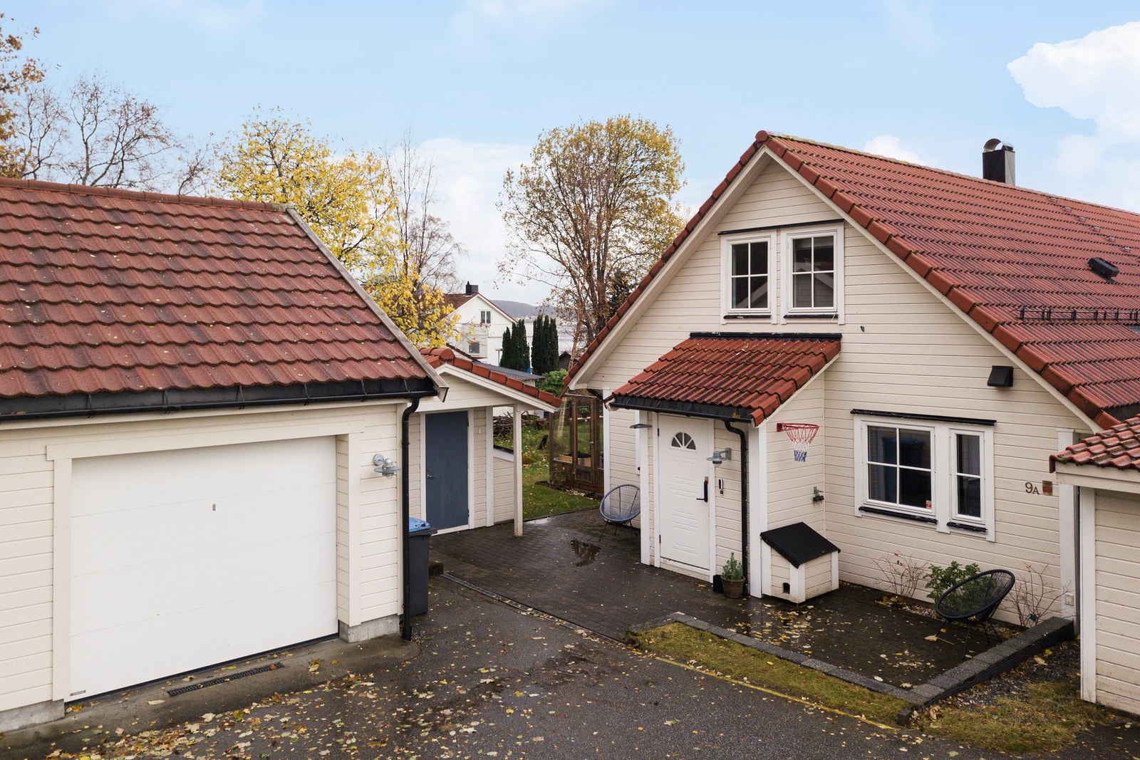 Boligen ligger i ende av rekke og kan by på et rikt uteområde med boder, terrasse, hage, drivhus, overbygg, m.m. Galleribilde