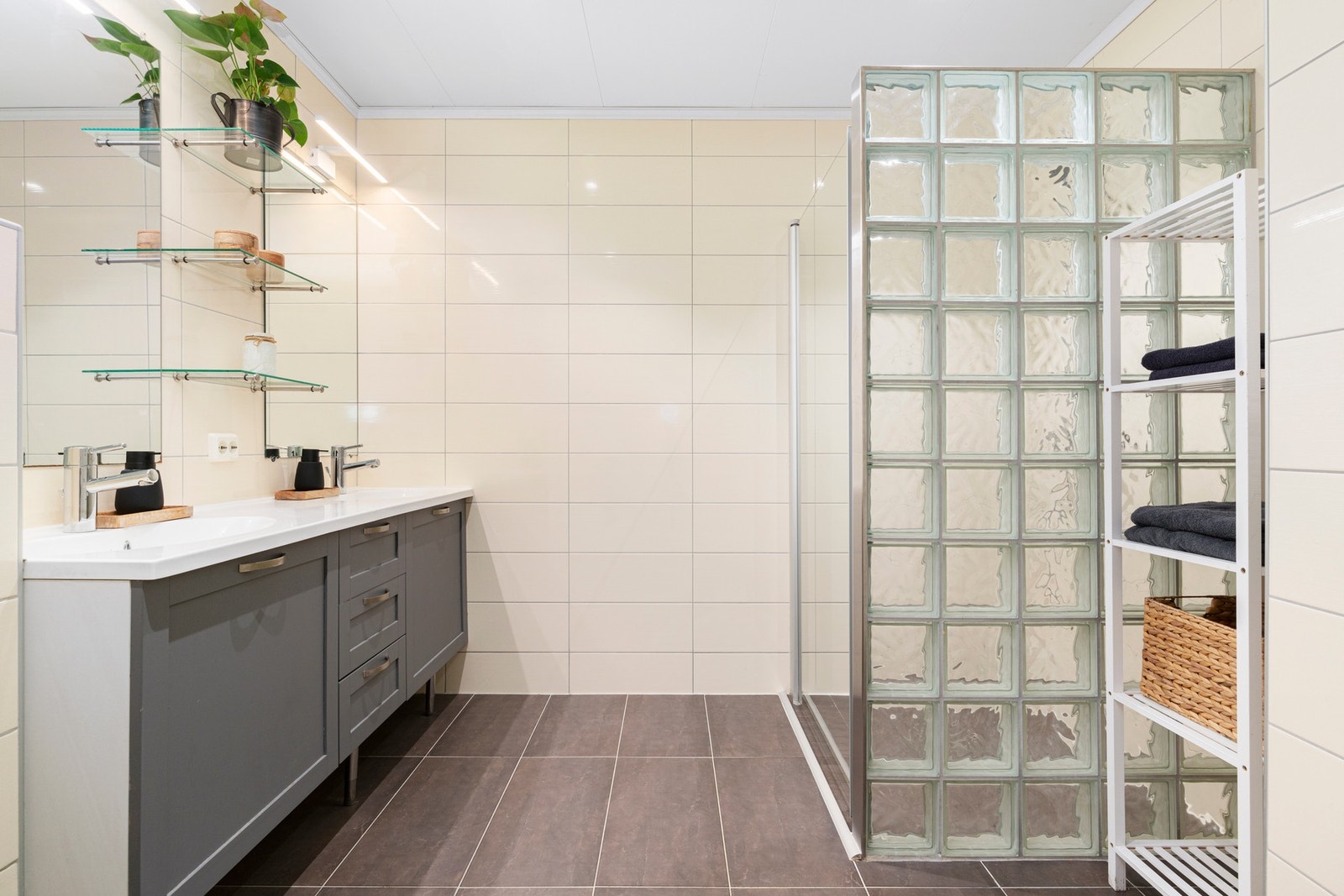 Praktiske løsninger med lukket dusjnisje og dobbel servant. Galleribilde