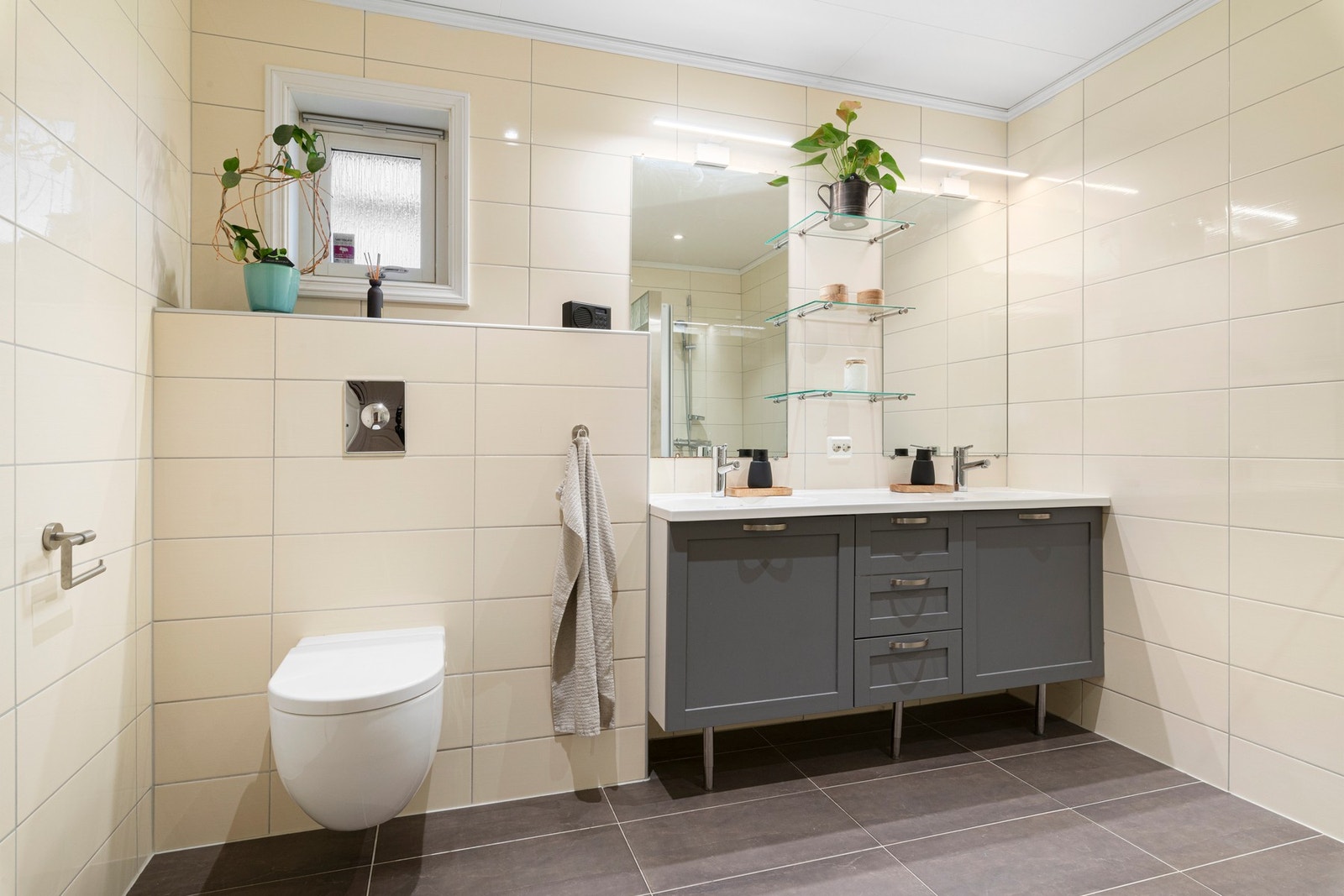 Bad i hovedplan. Boligen har to fulle bad. Galleribilde