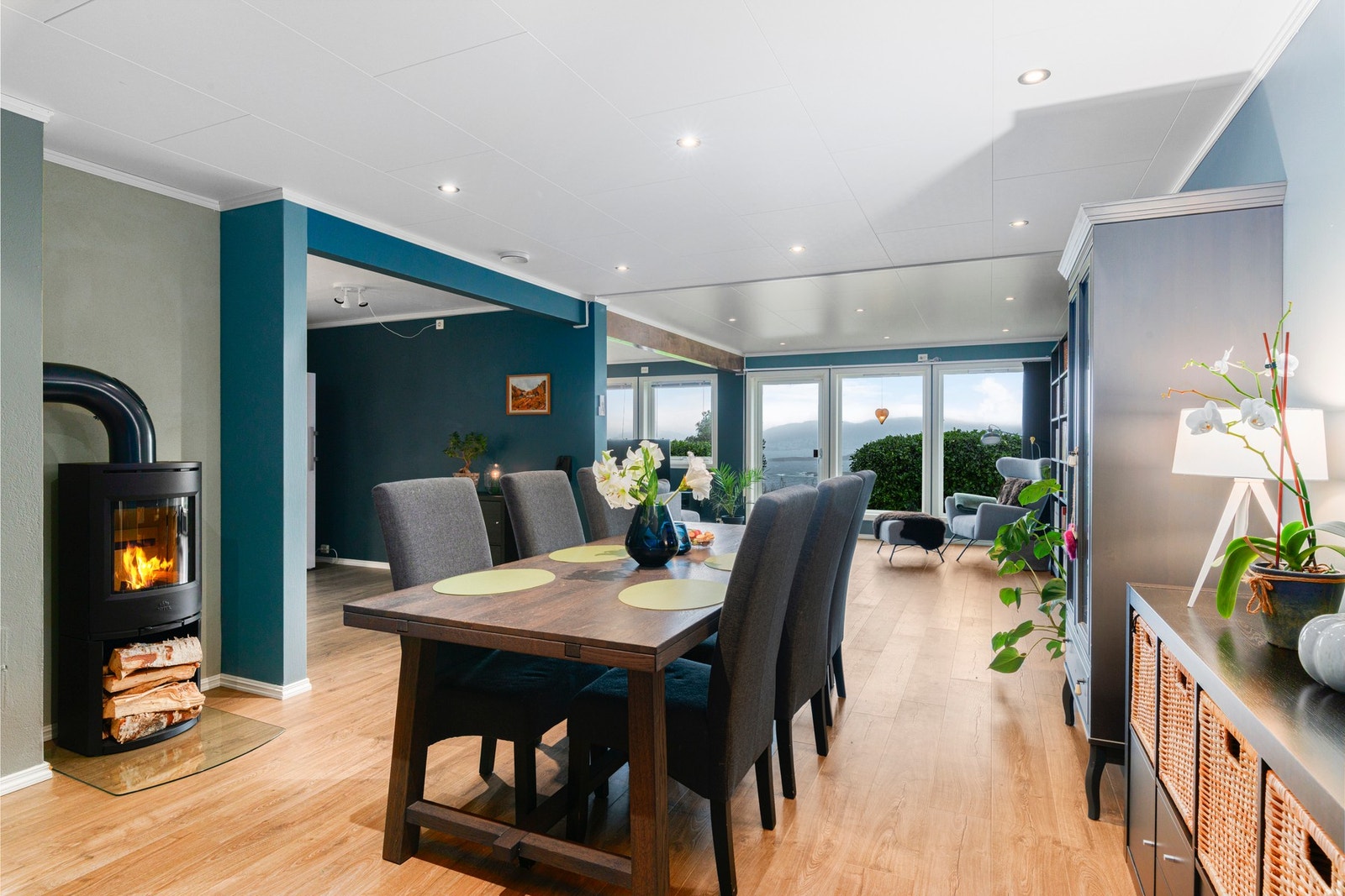 Et flott samlingsrom for hele familien med enkel tilkomst til uteområde. Ny og ubrukt vedovn av 2023 med illustrerte flammer. Galleribilde