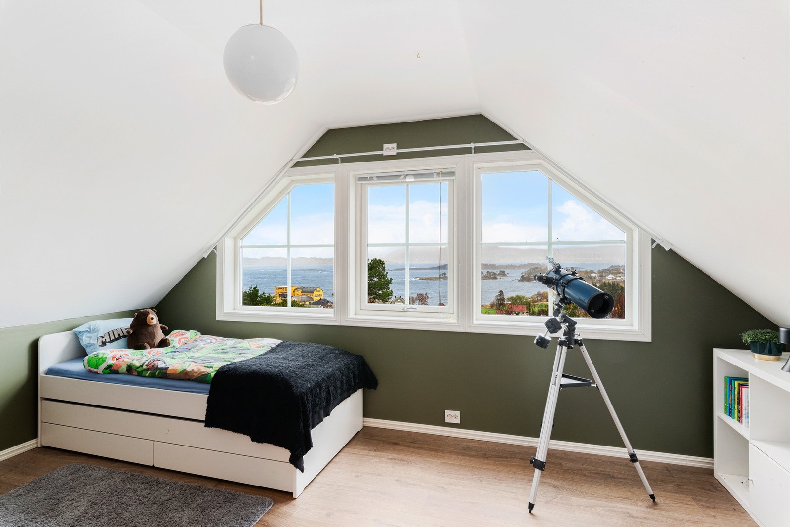 Fra soverommet mot nord har man en enorm utsikt mot Ålesund Galleribilde