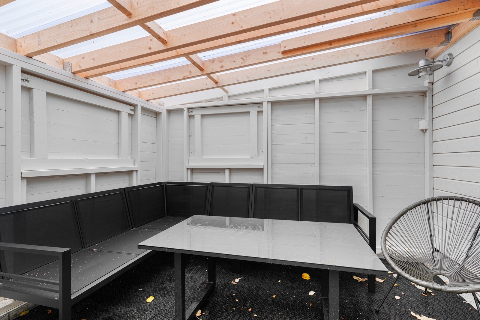 Overbygg ved terrasse er vært brukt til bassengområde og utestue. Galleribilde