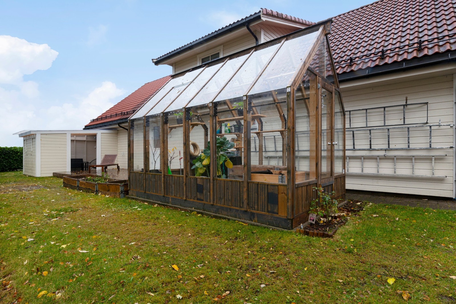 Deler av uteområde som også strekker seg med mer hage bak overbygget ved terrassen. Galleribilde