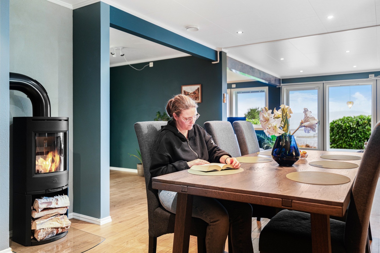 Vedfyring og varmepumpe holder stabil temperatur. Vedovnen er ny av 2023 og har ikke vært bruk. Illustrerte flammer. Galleribilde