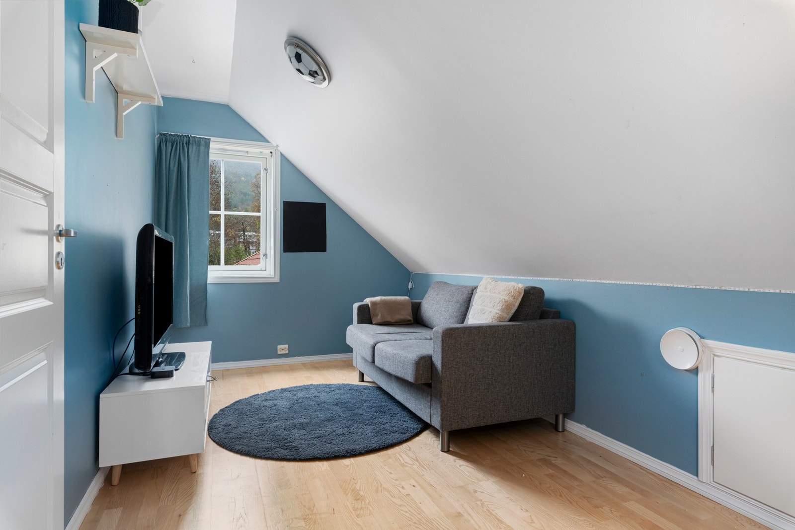 Ved soverommene er det raftekott for ekstra lagringsplass Galleribilde