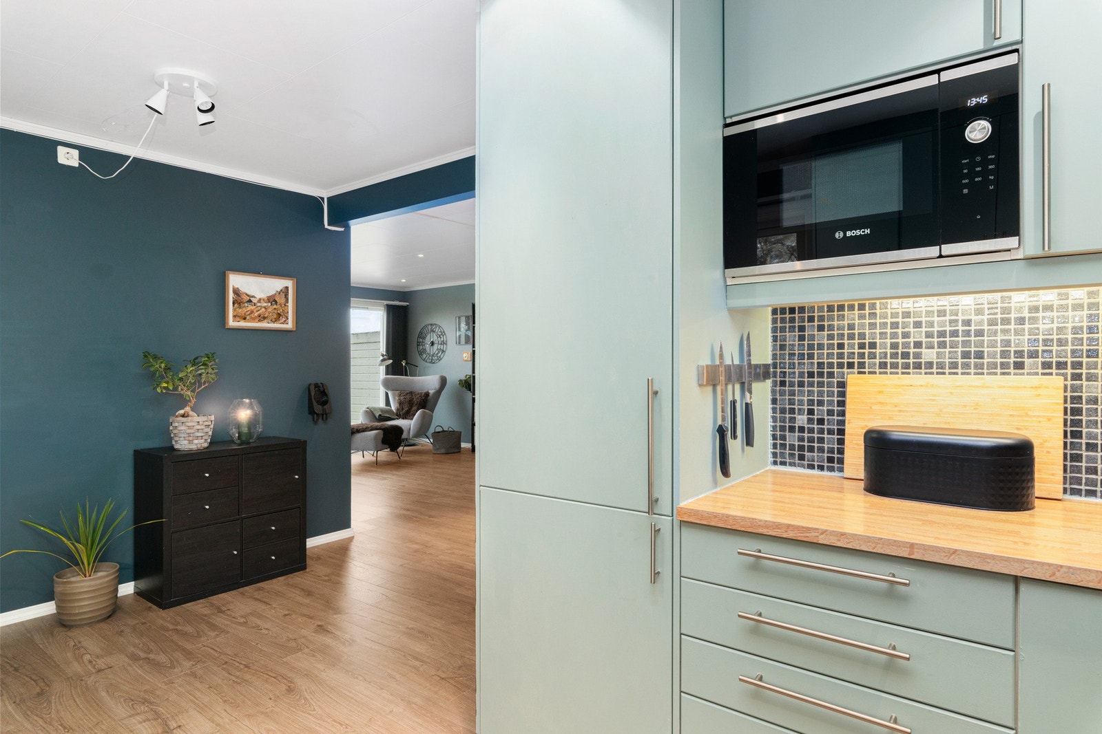 Kjøkkenet er utstyrt med integrerte hvitevarer som mikrobølgeovn, stekeovn og platetopp. Galleribilde