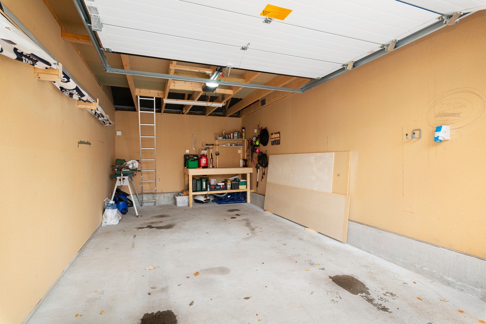 Garasjen har også lagringsloft. Galleribilde