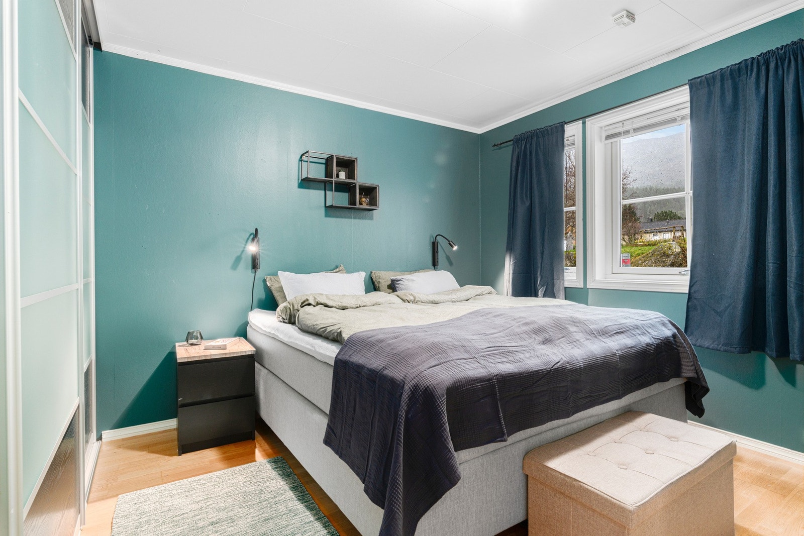 Hovedsoverommet er utstyrt med skyvedørsgarderobe. Galleribilde