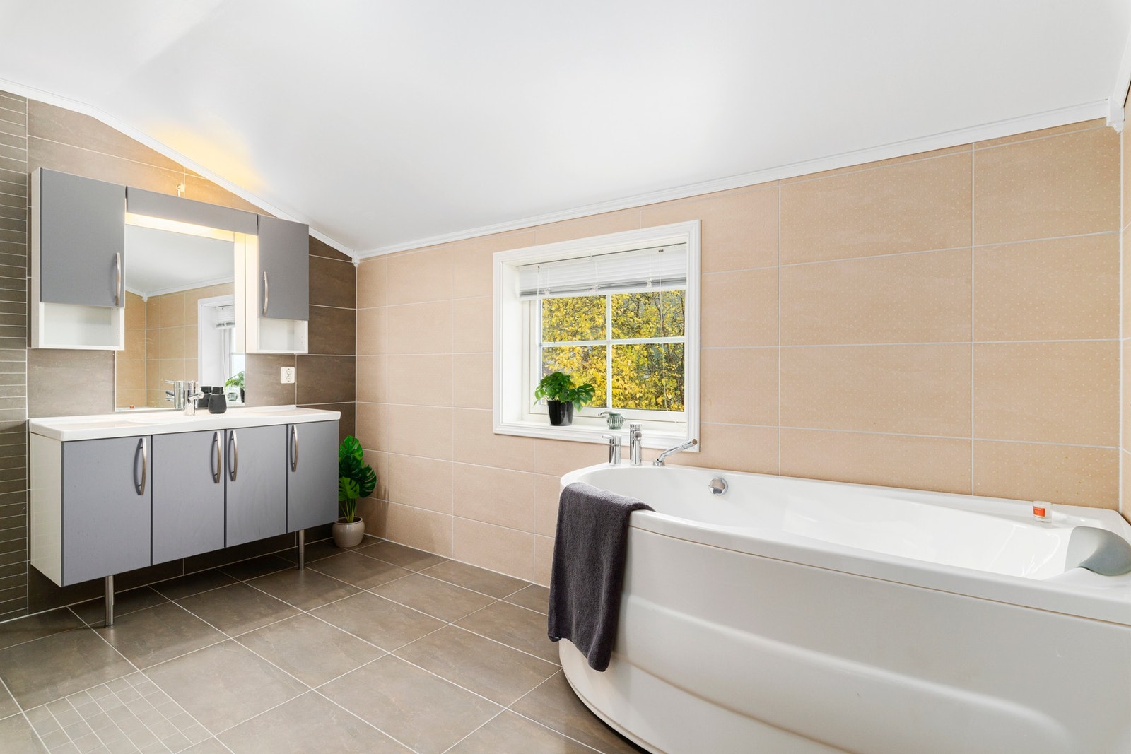 Badet er flislagt og har gulvvarme. Galleribilde