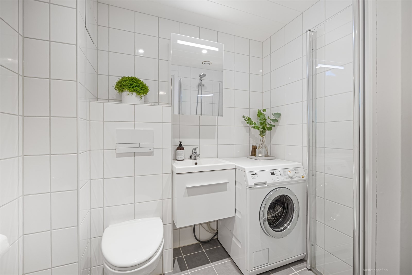 Bad med opplegg for vaskemaskin. Galleribilde