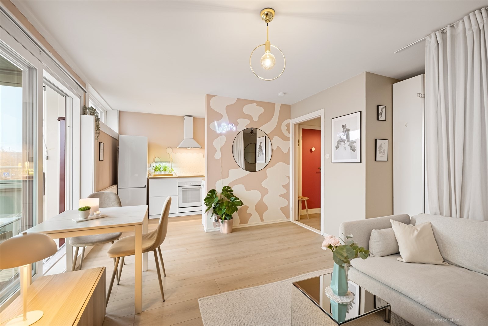 Lys og moderne stue med åpen løsning mot kjøkken. Galleribilde