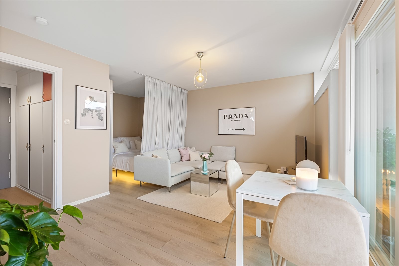 Romslig stue med god plass til møblering og spisebord. Galleribilde