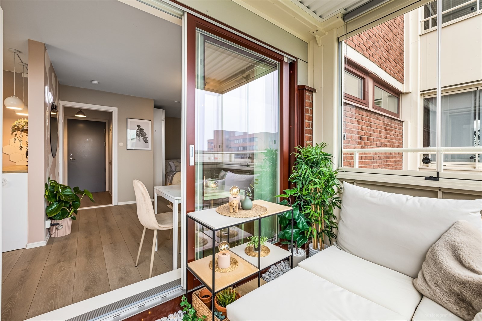 Romslig og solrik balkong. Innglasset med utgang fra stue. Galleribilde