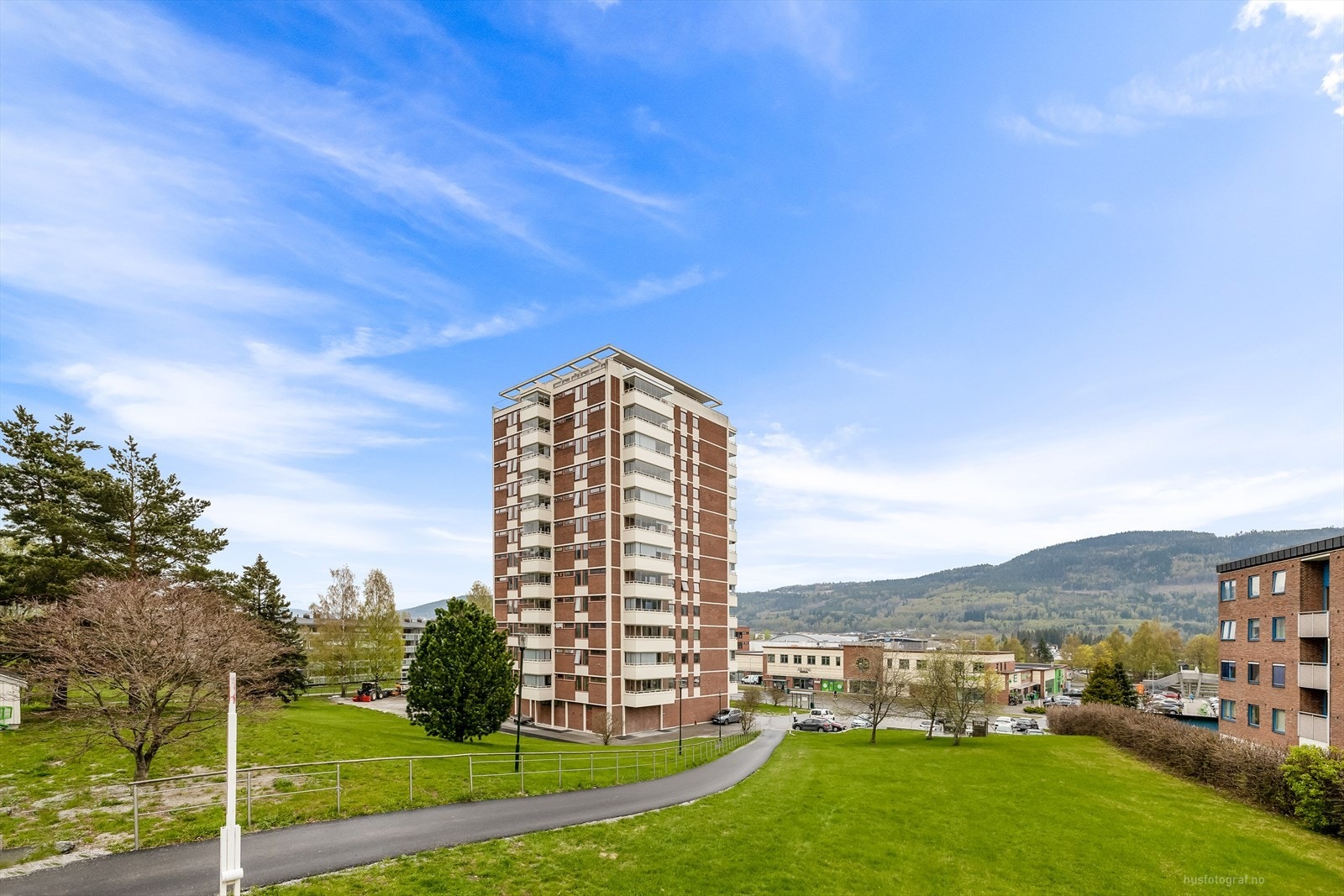 Fasade og bare noen få meter unna Ligosenteret i bakgrunnen. Galleribilde