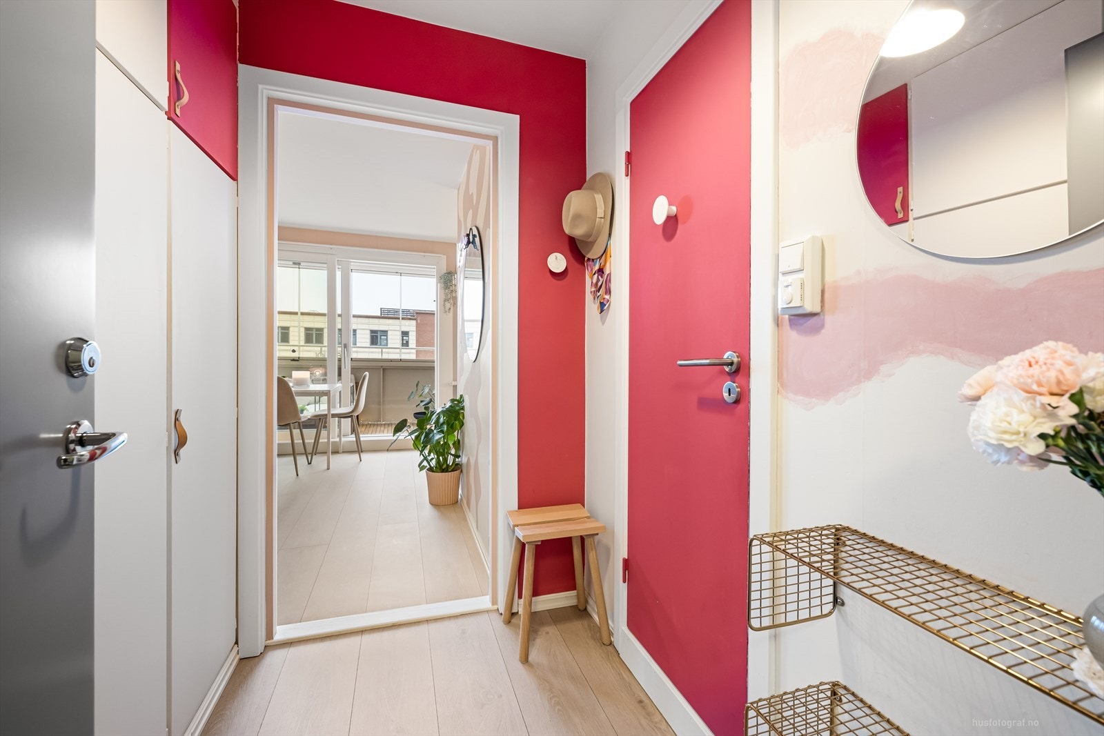 Lys og innbydende entré med god plass til sko og yttertøy i garderobe. Galleribilde