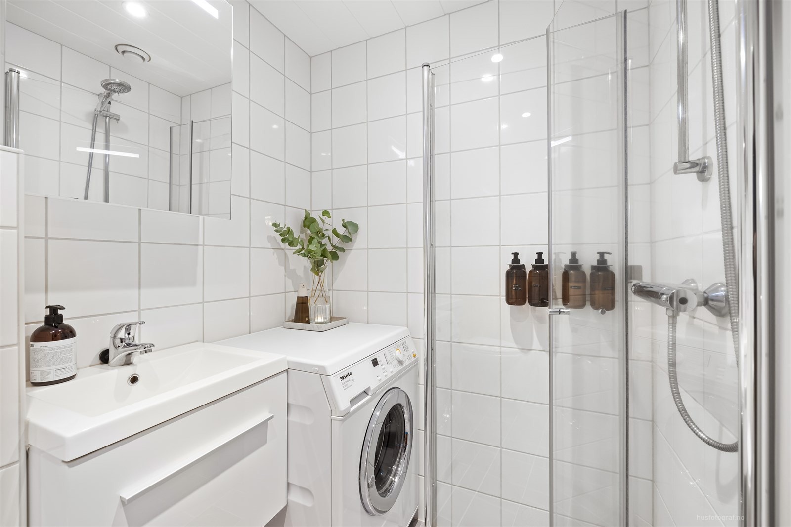 Lekkert bad med downlights i himling. Galleribilde