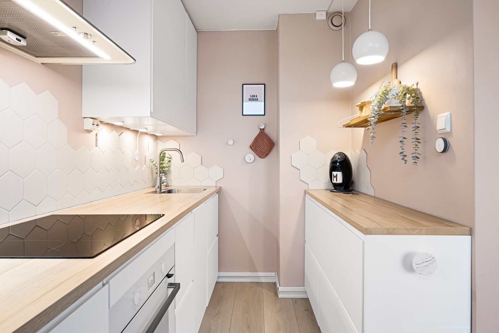 Kjøkken fra 2019, benkeplate i laminat. Galleribilde