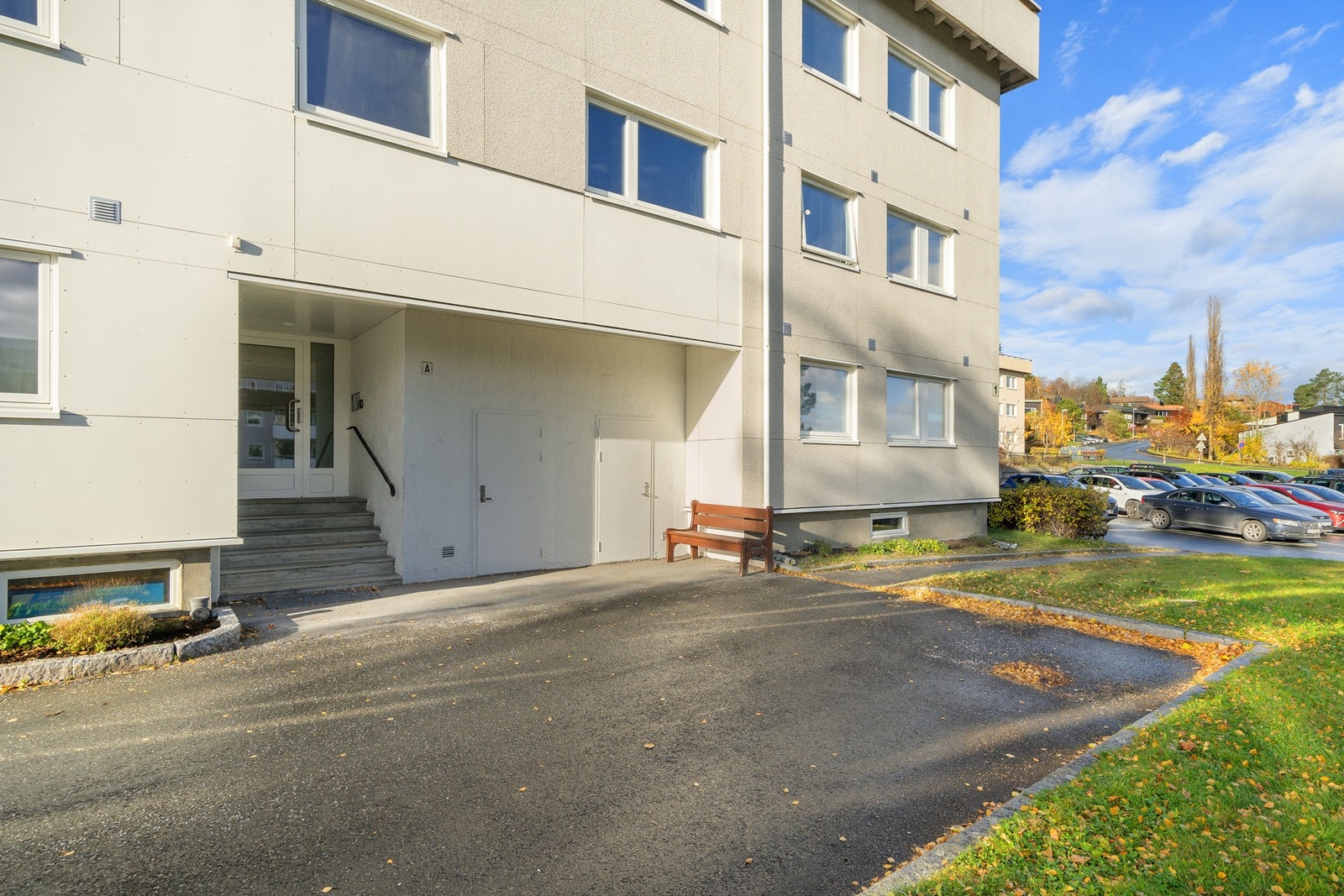 Parkering på borettslagets tomt. Kan søkes om parkering i garasje, og til EL-bil ladeplasser. Galleribilde