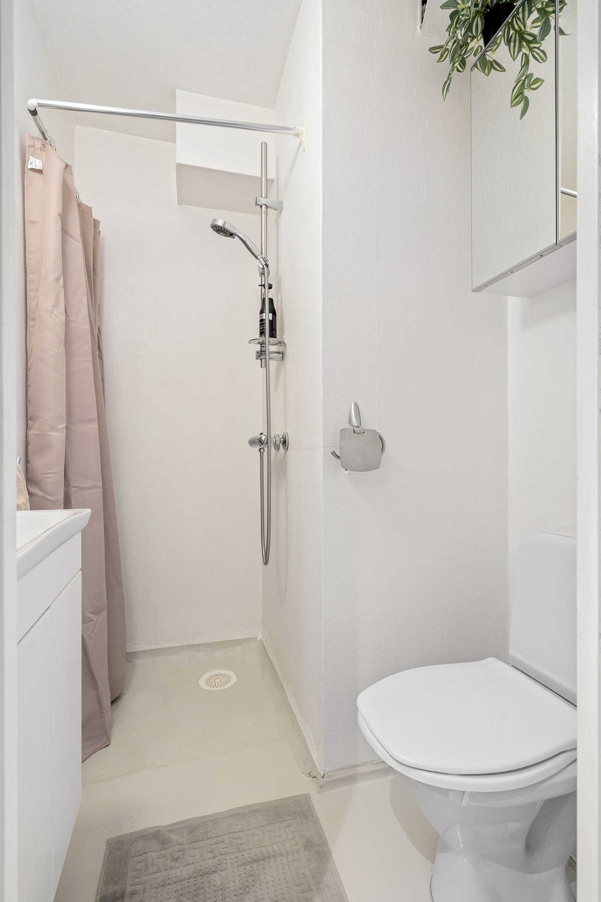 Gulvet har malt/behandlet betong og malt strie på vegger. Galleribilde