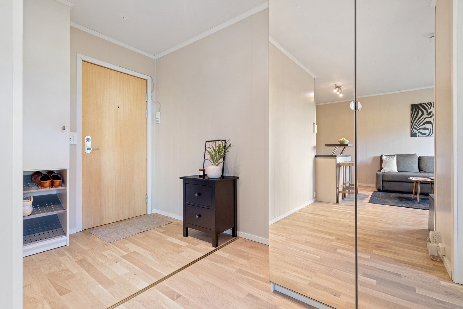 Innbydende entré på 8 kvm med god plass oppbevaringsmøblement. Galleribilde