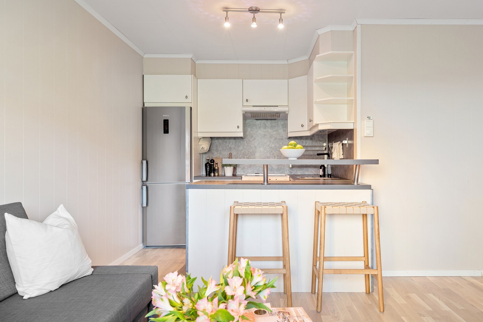 Den åpne stue/kjøkkenløsningen gjør rommet til et hyggelig oppholdsrom. Galleribilde