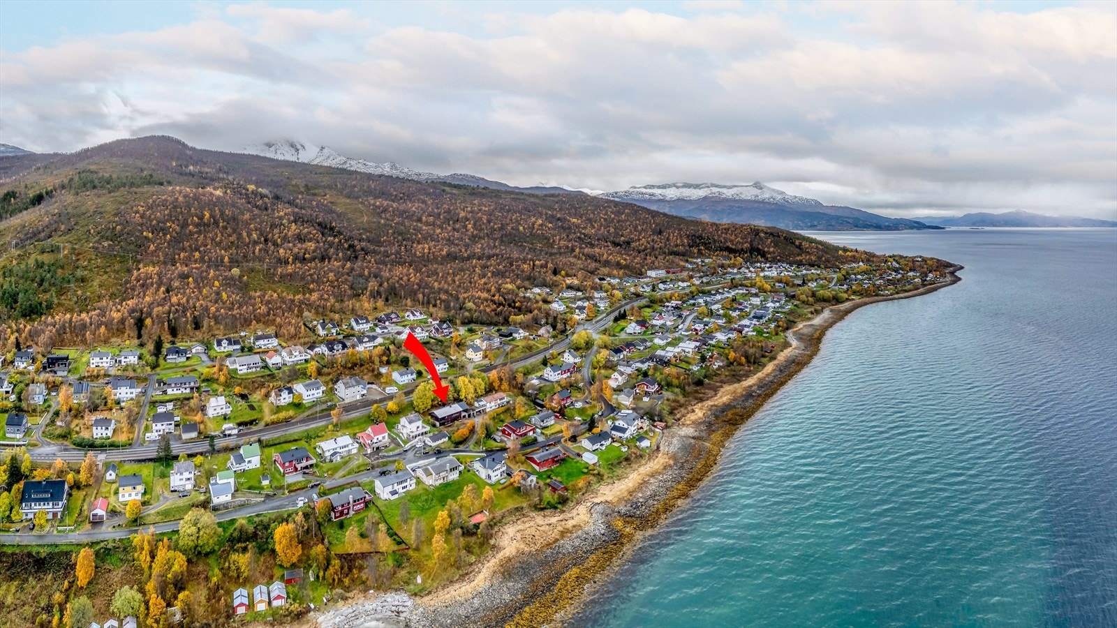 Boligen ligger nær fjæra og sjøen, og det er flotte turmuligheter lett tilgjengelig i nærheten. Galleribilde