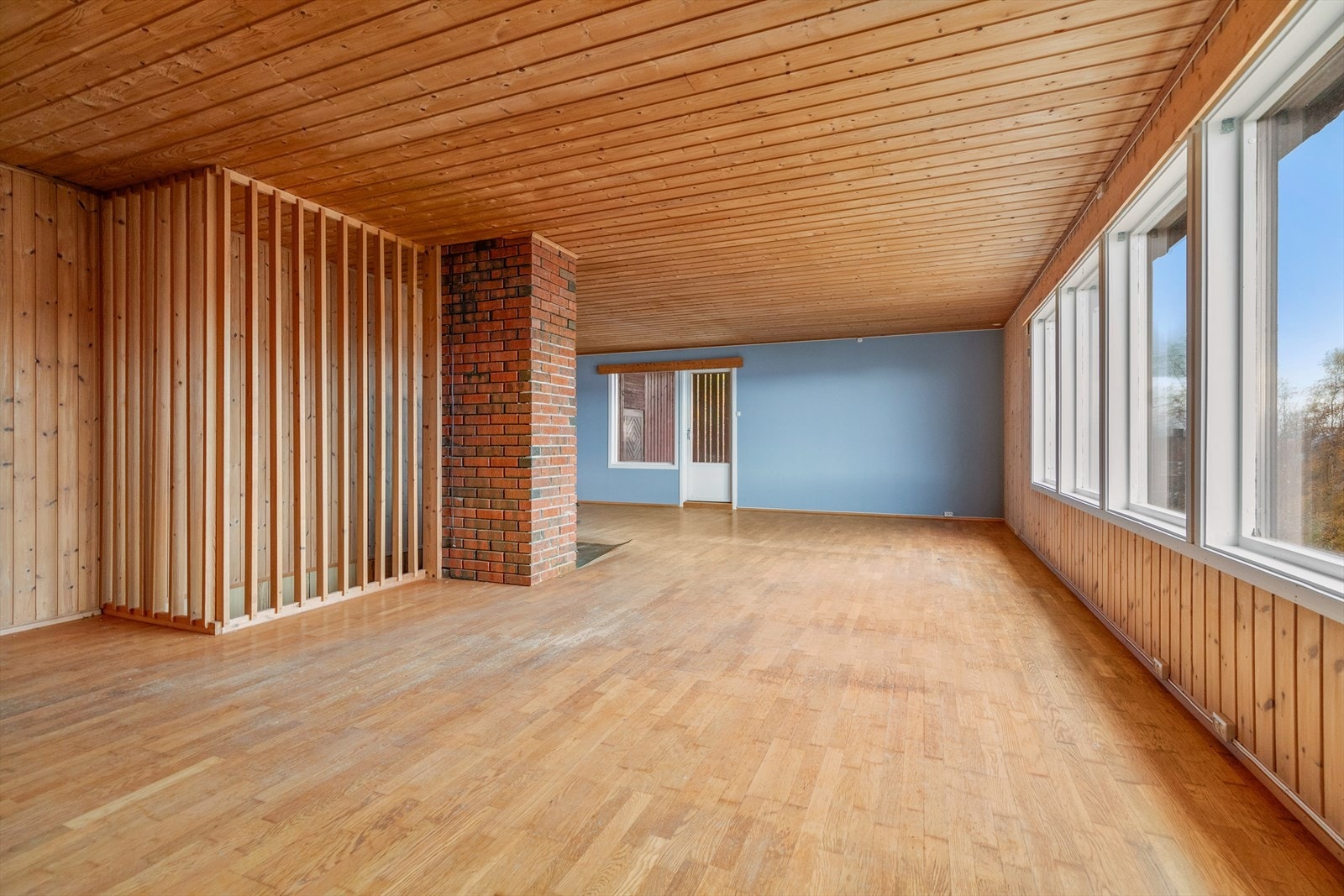 Fra stue er det utgang til veranda over garasje. Galleribilde