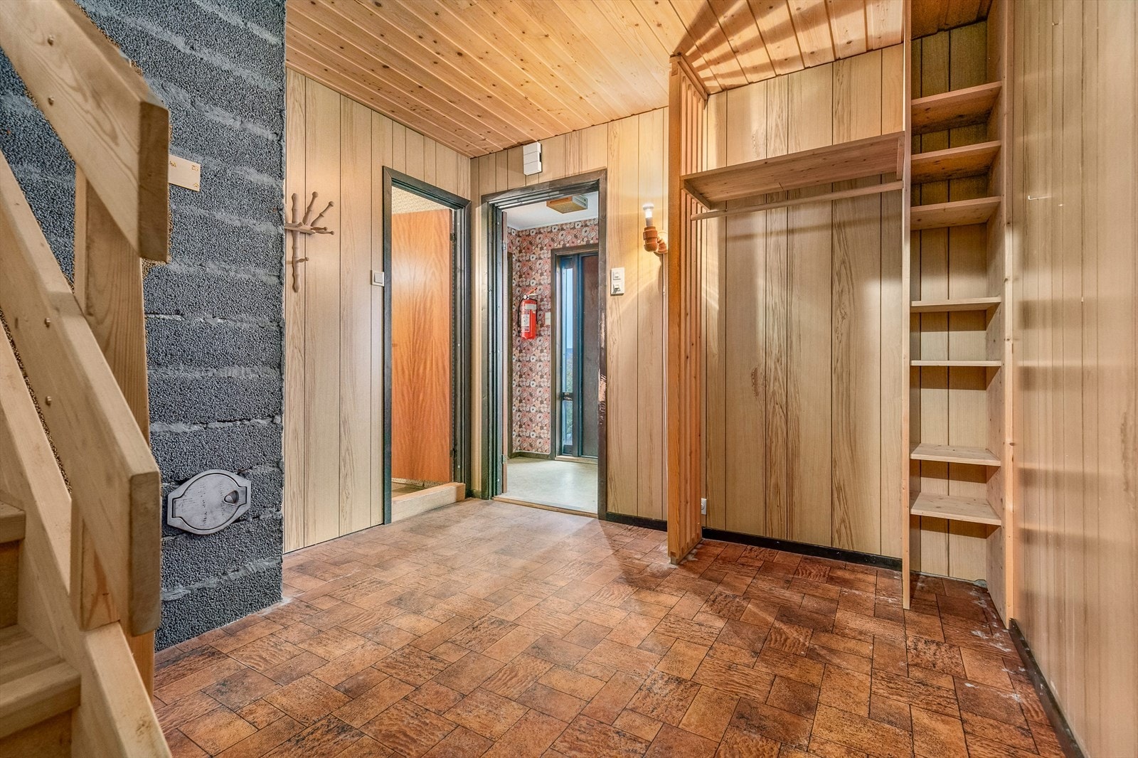Fra entré er det adkomst til hoveddel, leilighet og hybel. Her er bilde tatt fra hall tilhørende hoveddel mot entré. Galleribilde