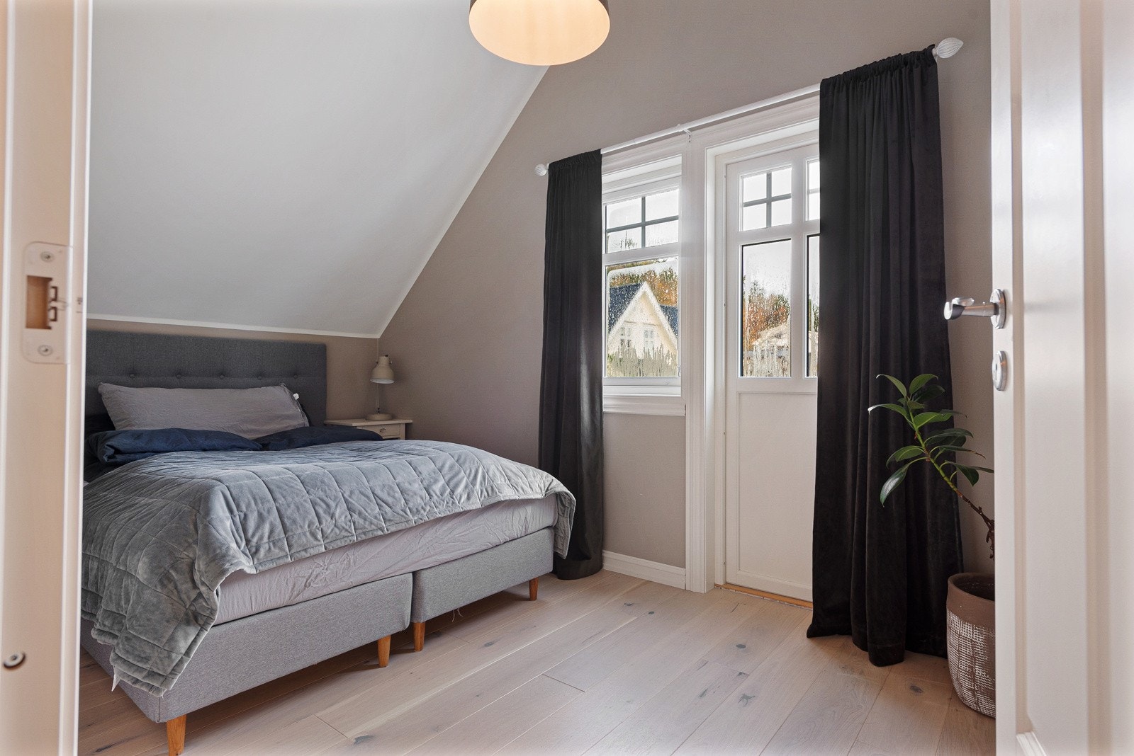 Fra hovedsoverommet er det lagt til rette for balkong, og du har walk-in-closet tilknyttet rommet Galleribilde