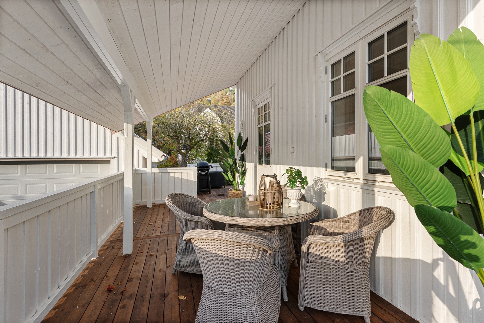 Stor terrasse hvor deler er overbygget Galleribilde