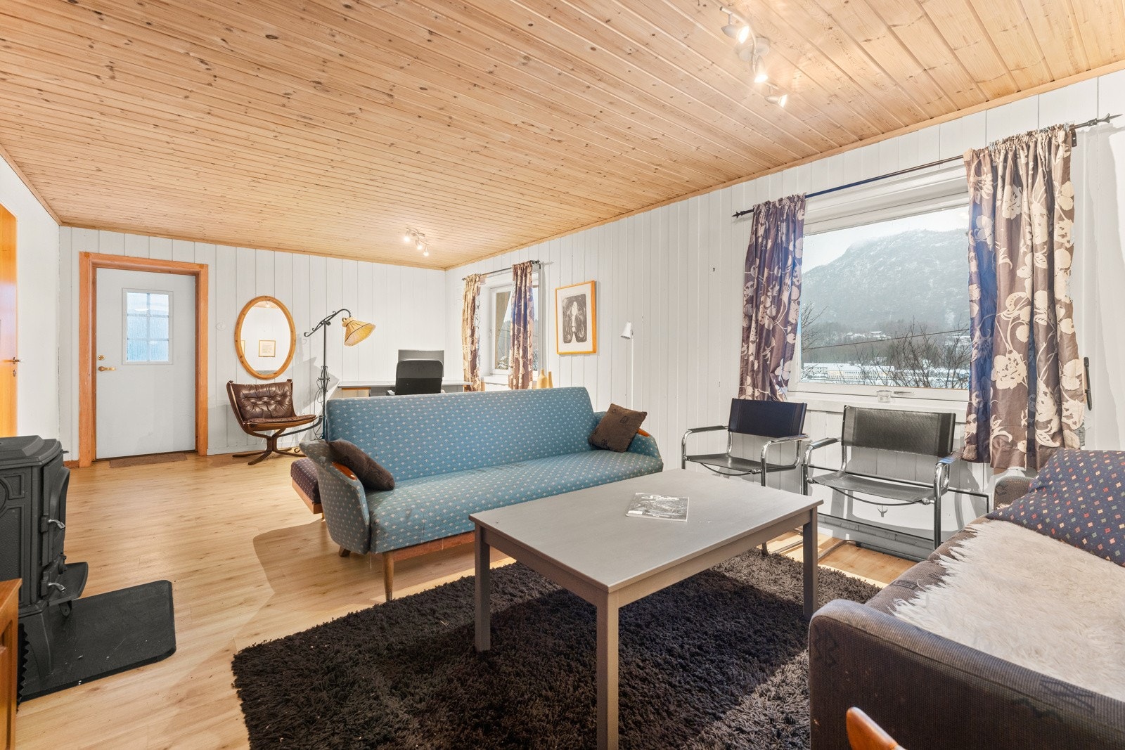 Lys og fin stue i kjelleren med egen inngang. Galleribilde