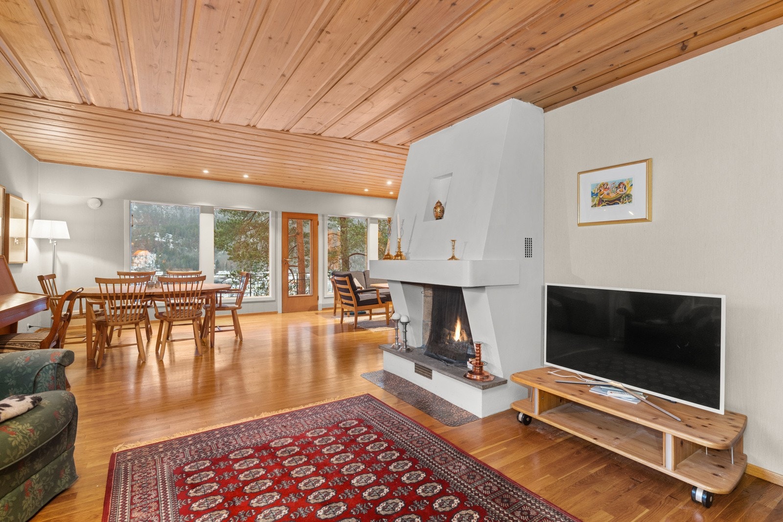 I stua er det varmepumpe og peis. Galleribilde