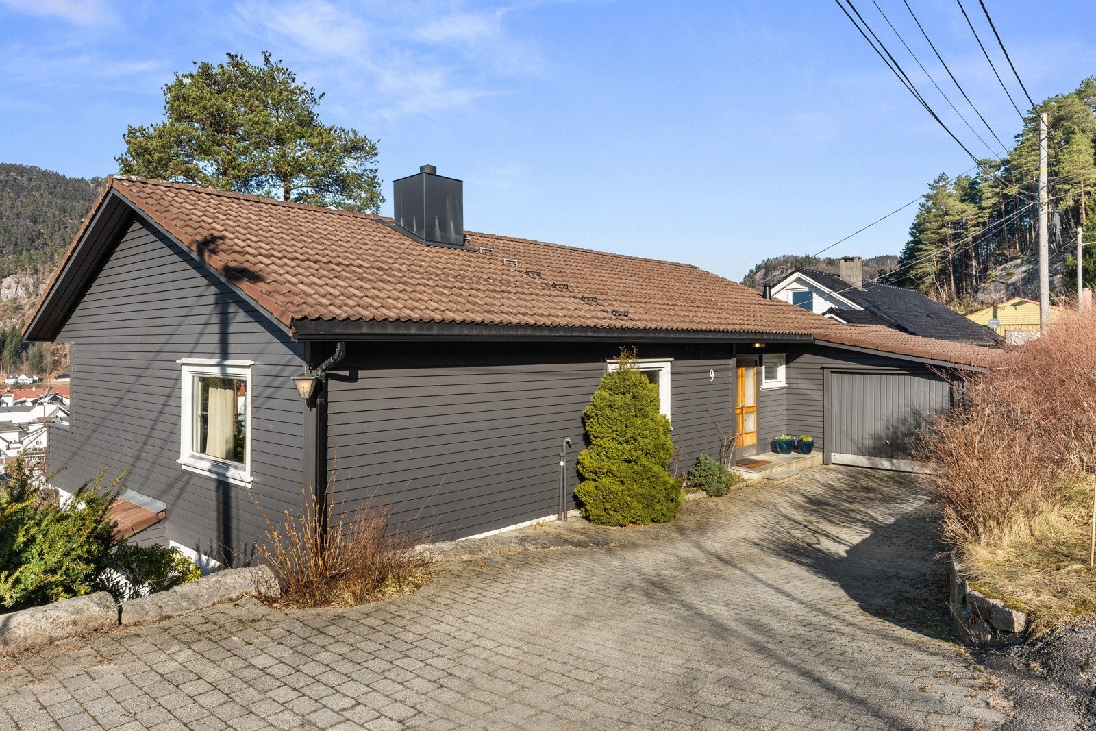 Gode parkeringsmuligheter i eget tun og i garasjen. Galleribilde